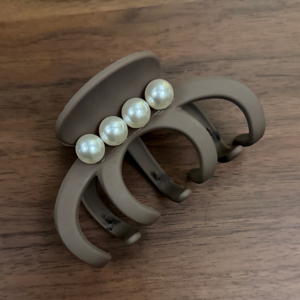 Elegant Brown Hair Claw with Pearls